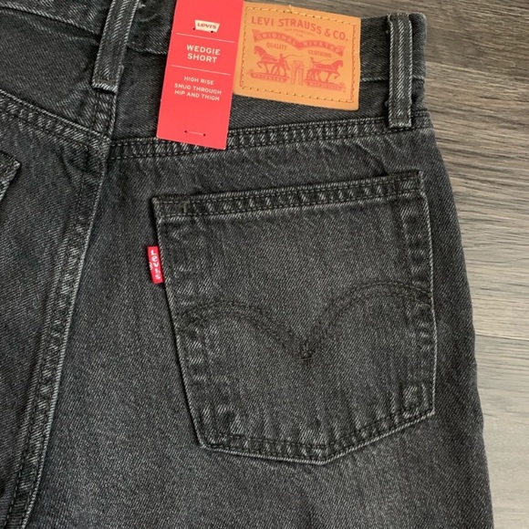 NWT Levi’s x Free People Wedgie Shorts with Studs - Picture 4 of 6